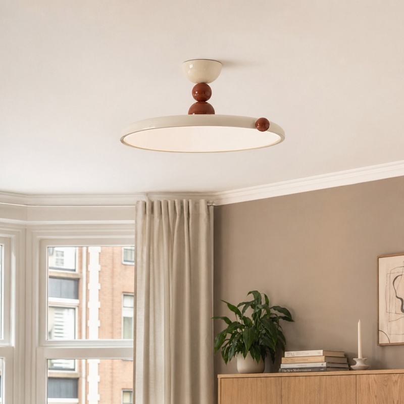 Plafondlamp boven een interieurhoek