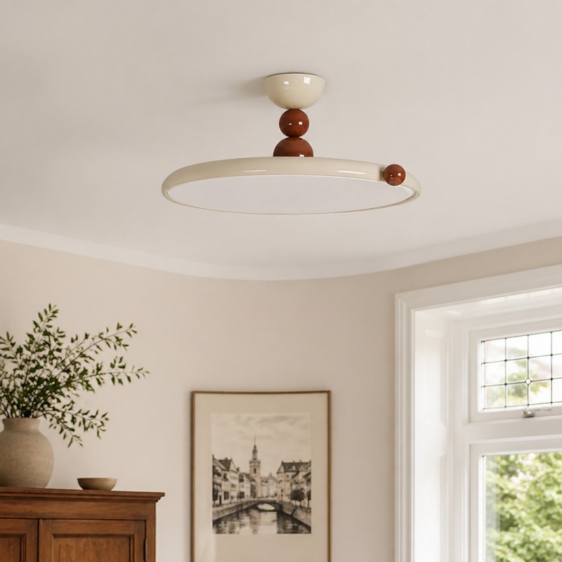 Plafondlamp bij raam en wanddecoratie