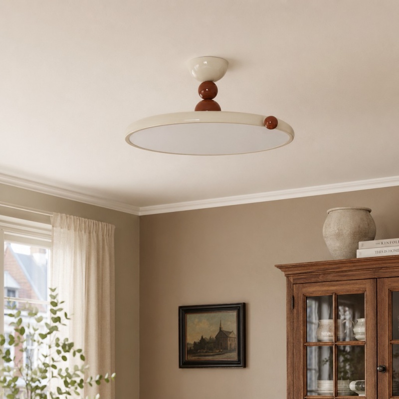 Plafondlamp in een lichte kamer