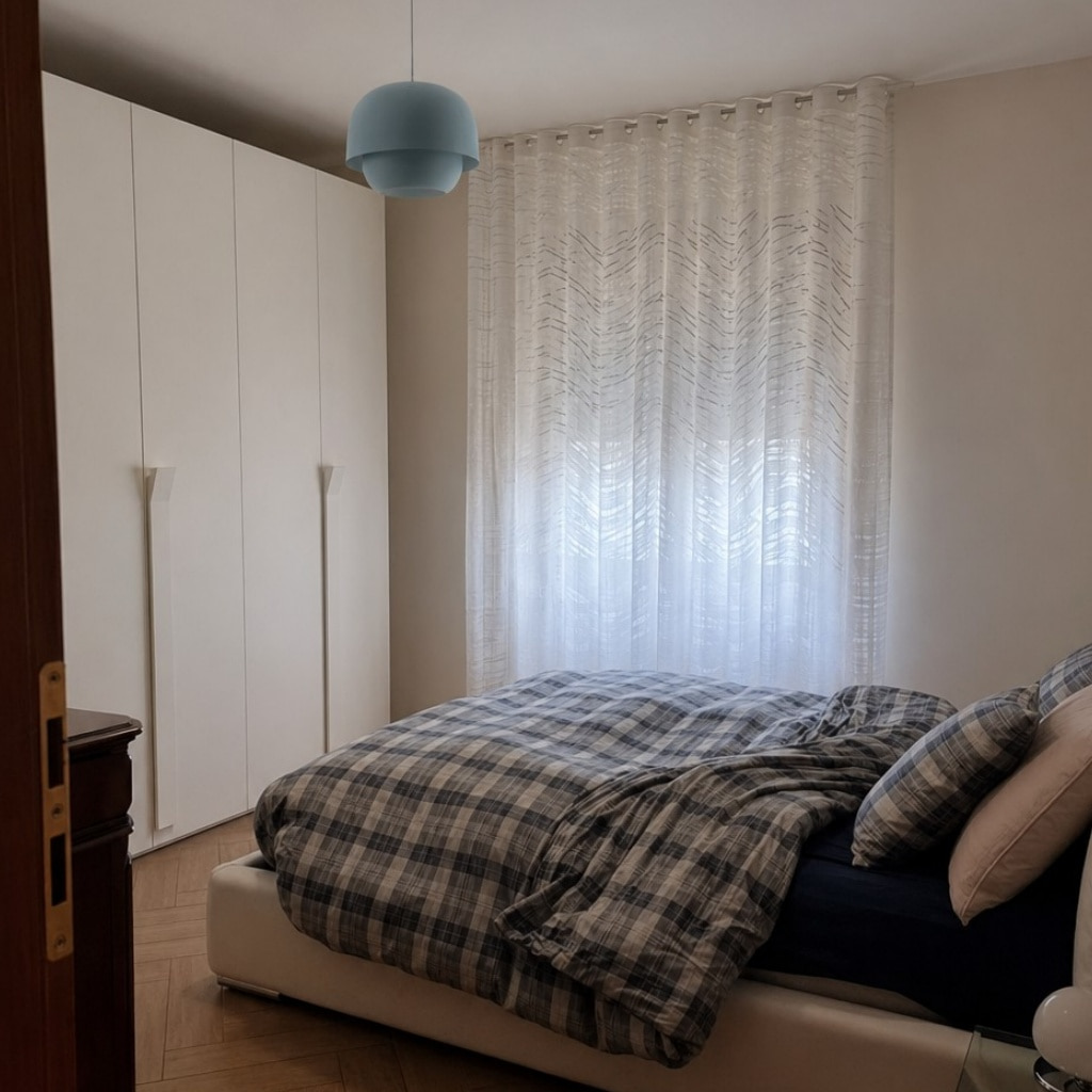 Fotorecensie met blauwe Clinco hanglamp in slaapkamer