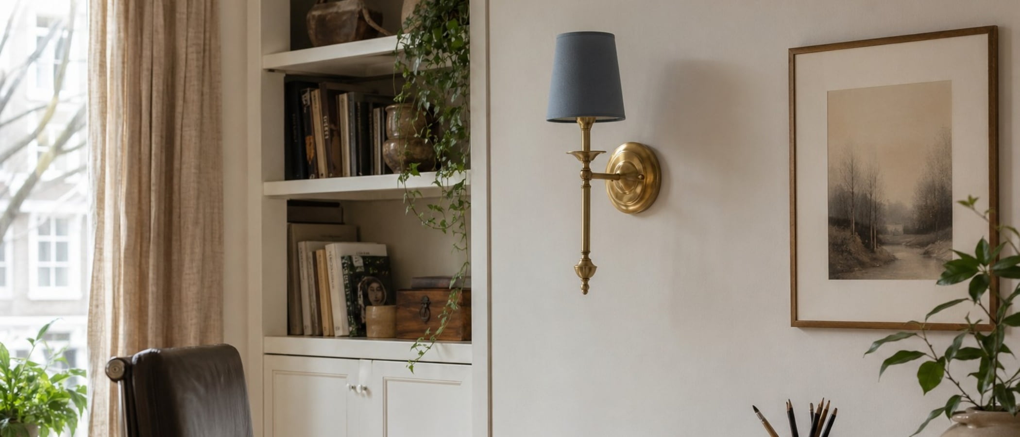 Arcuma wandlamp in een rustig interieur
