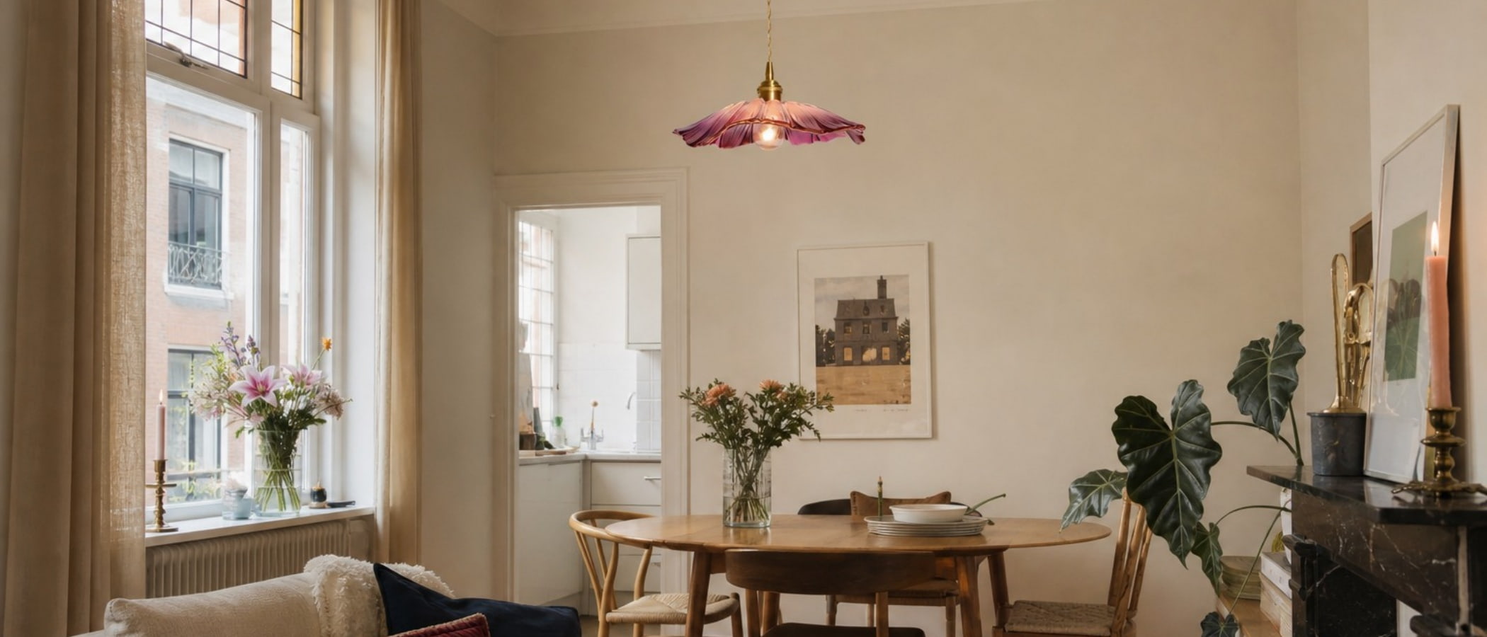 Lotus glazen hanglamp in een serene eetruimte