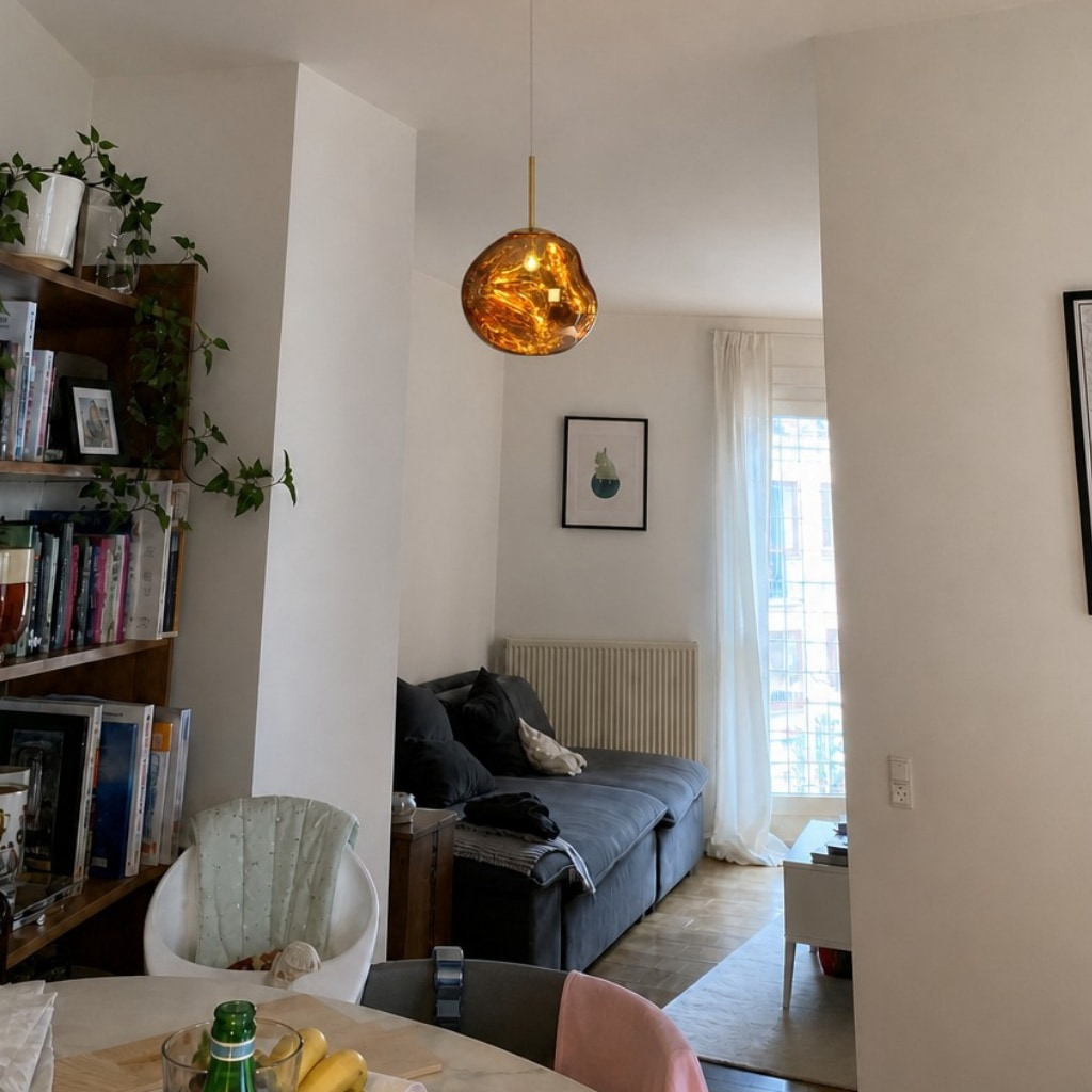 Klantfoto van een goudkleurige hanglamp in de woonkamer
