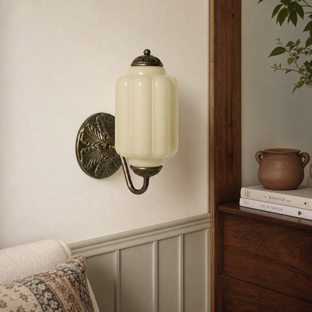 Eloise wandlamp bij bank