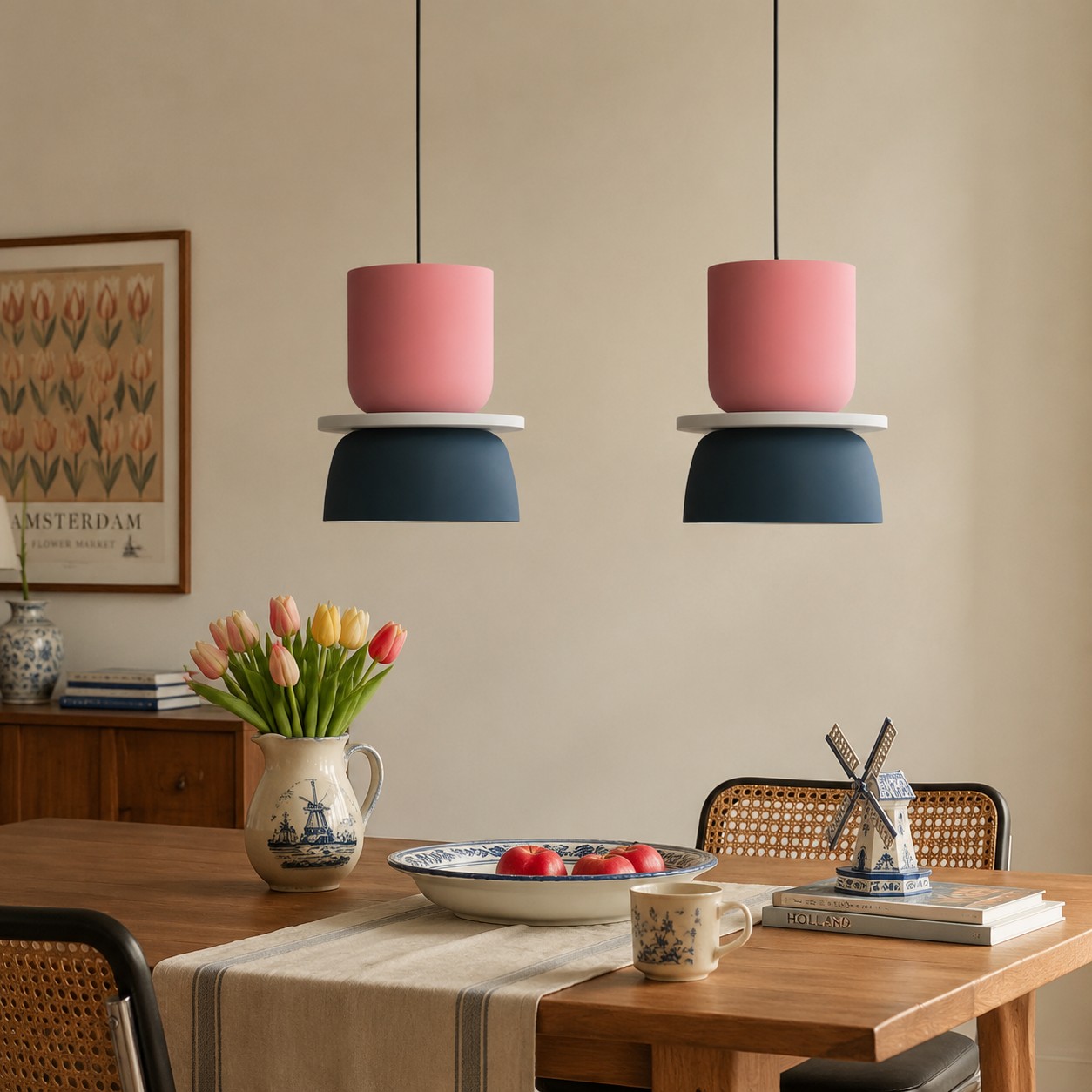 Macri lamp boven een houten eettafel