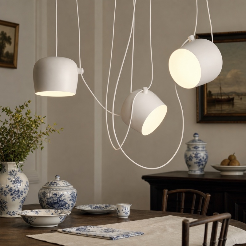 Hanglampen boven een eettafel