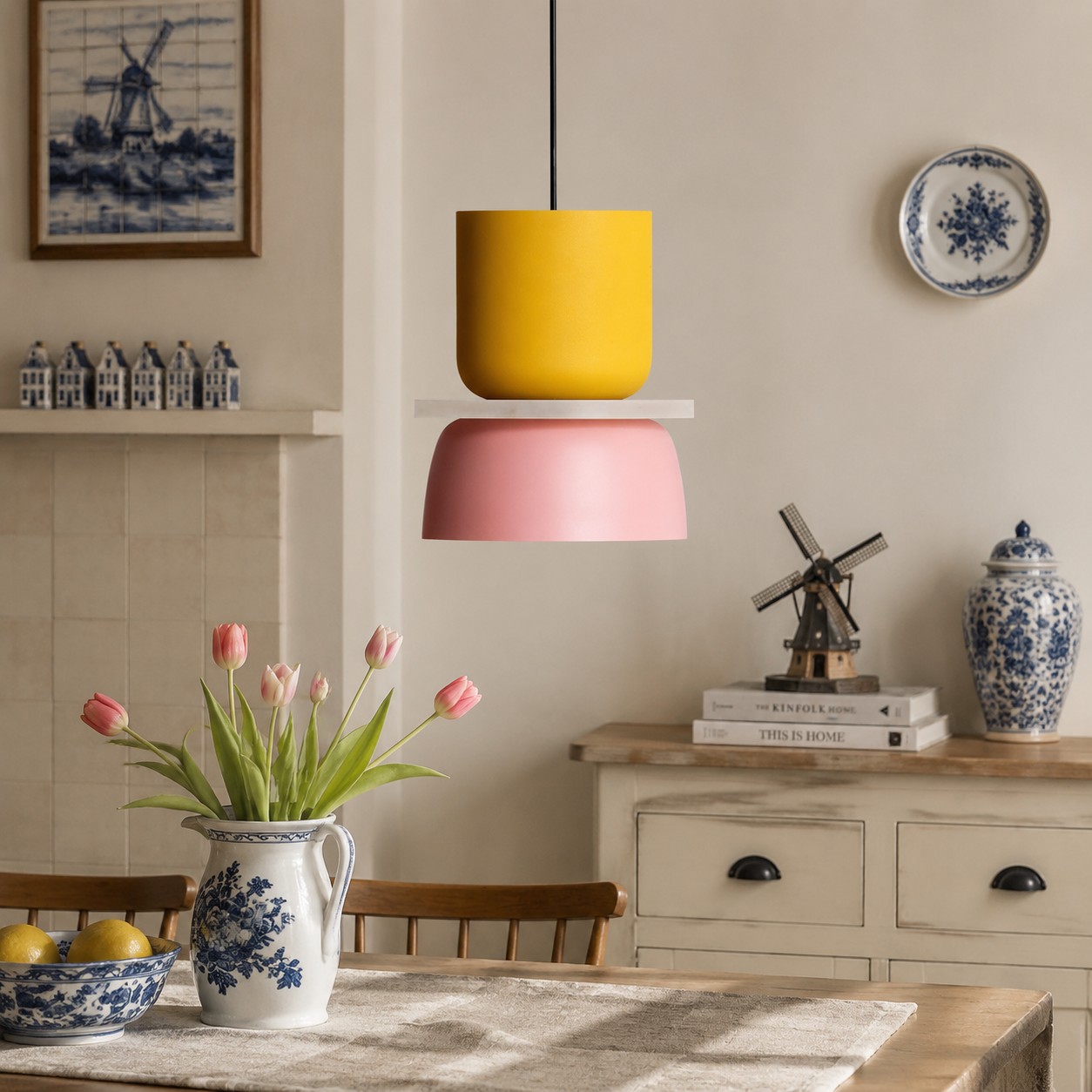 Geel roze Macri lamp in lichte keuken