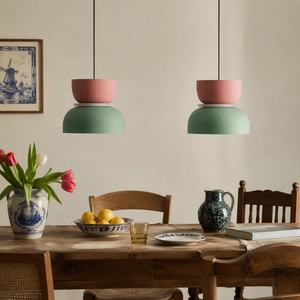 Roze groene Macri hanglampen boven tafel
