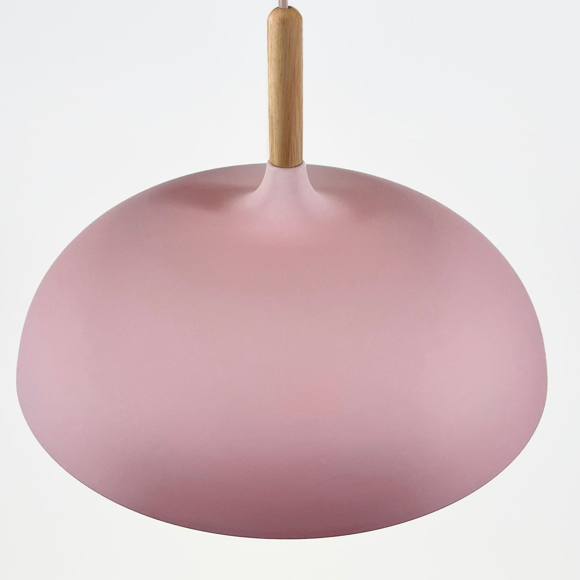 Detail van roze aluminium lampenkap met houten aansluiting