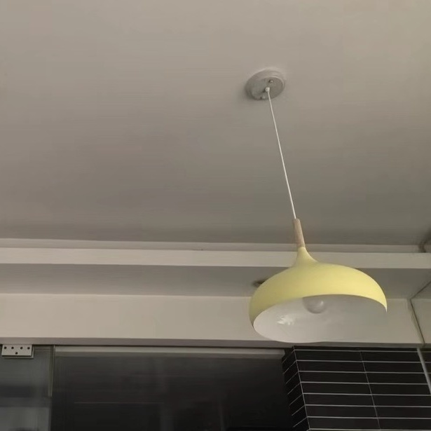 Fotorecensie gele hanglamp aan plafond