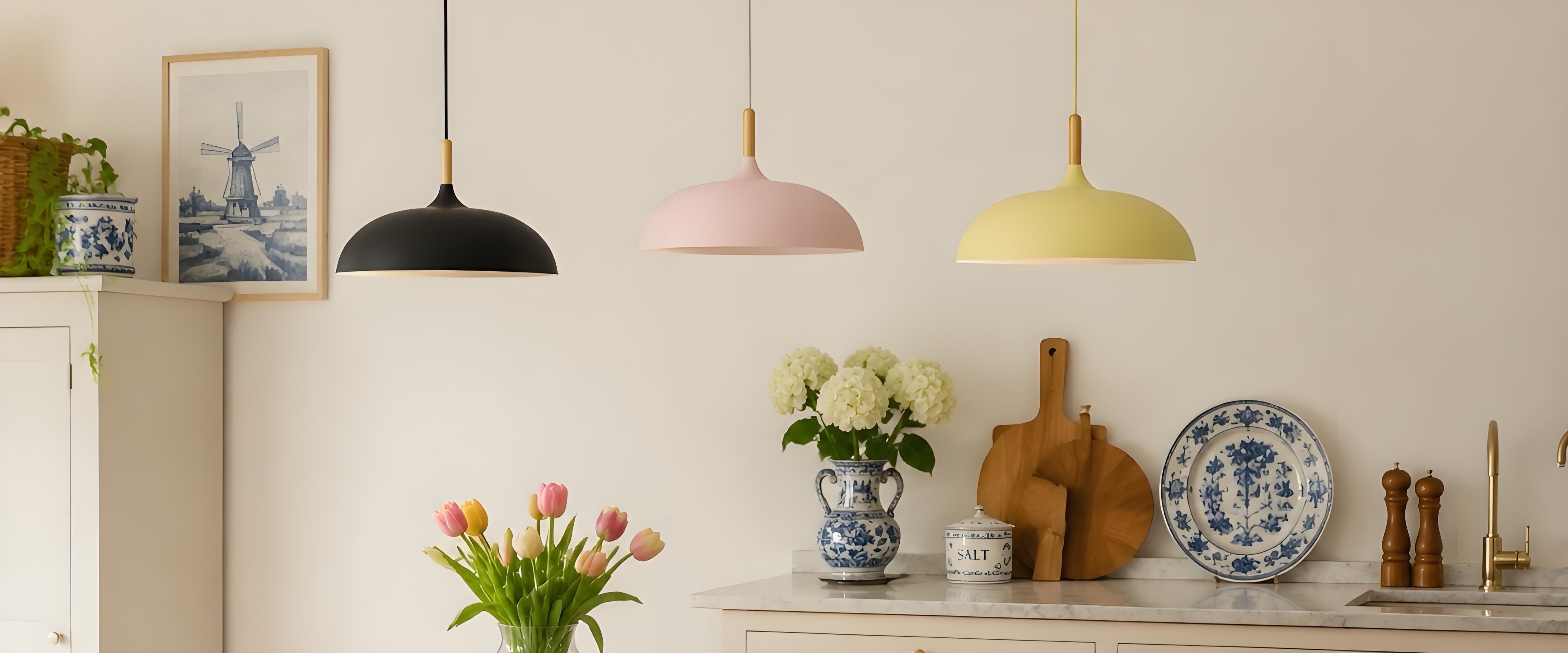 Scandinavische hanglamp van hout en aluminium in een lichte keuken