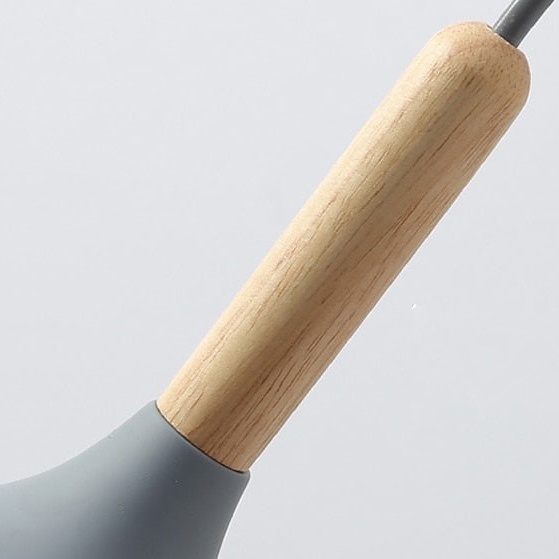 Houten cilinderdetail aan hanglamp