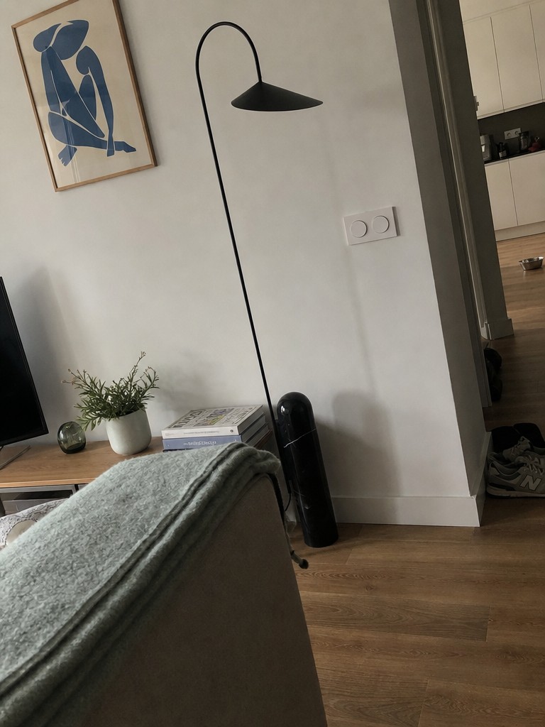 Fotorecensie van de zwarte Nulavo vloerlamp naast een bank