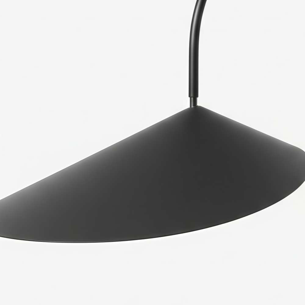 Detail van de zwarte bladvormige kap van de Nulavo vloerlamp