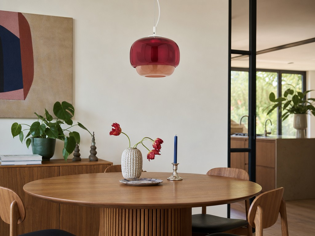 Rode Clinco hanglamp boven ronde tafel