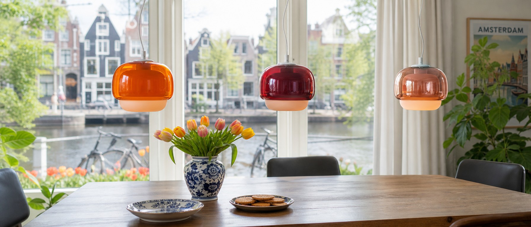 Clinco Sculpturale Meerkleurige Hanger boven een eettafel