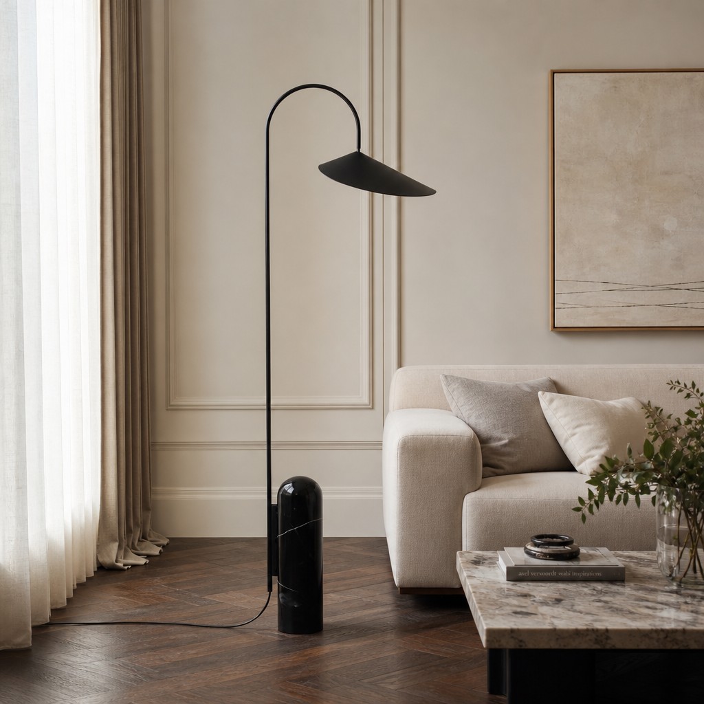 Nulavo vloerlamp naast een bank in een lichte woonkamer