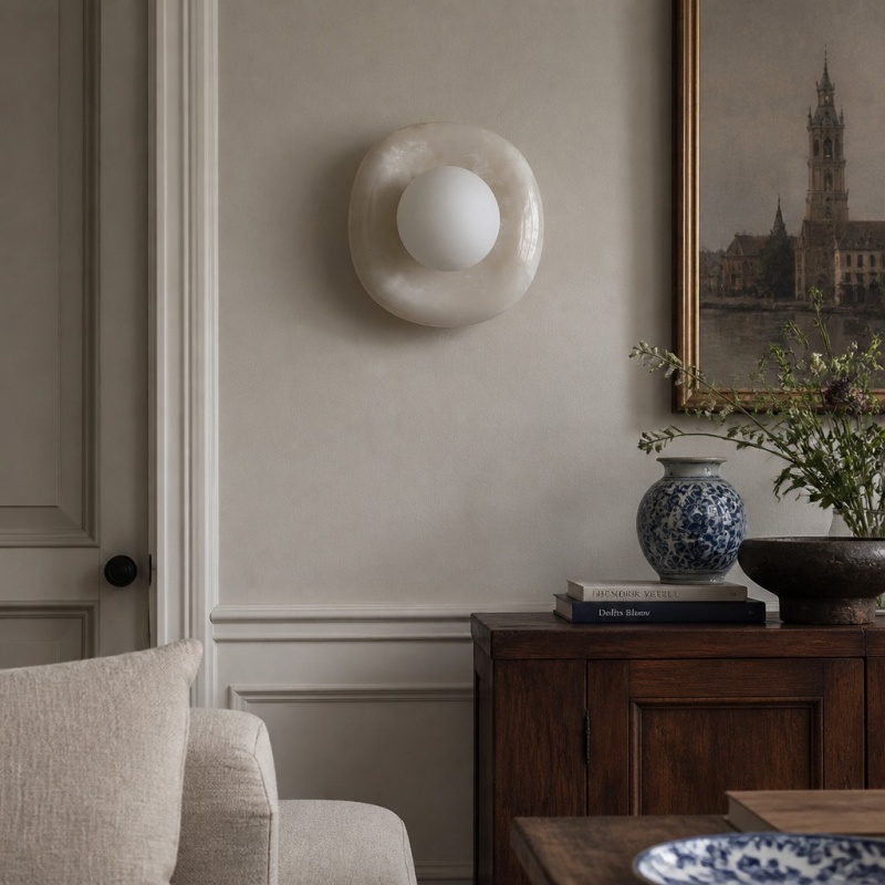 Oria wandlamp met witte jade look in kamer