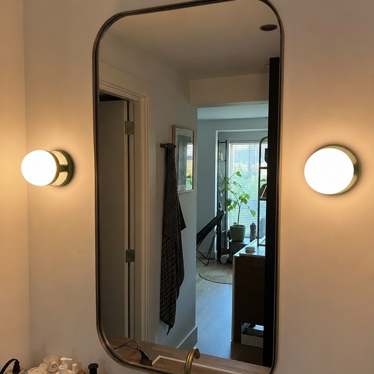 Fotorecensie Nebulon wandlamp bij spiegel