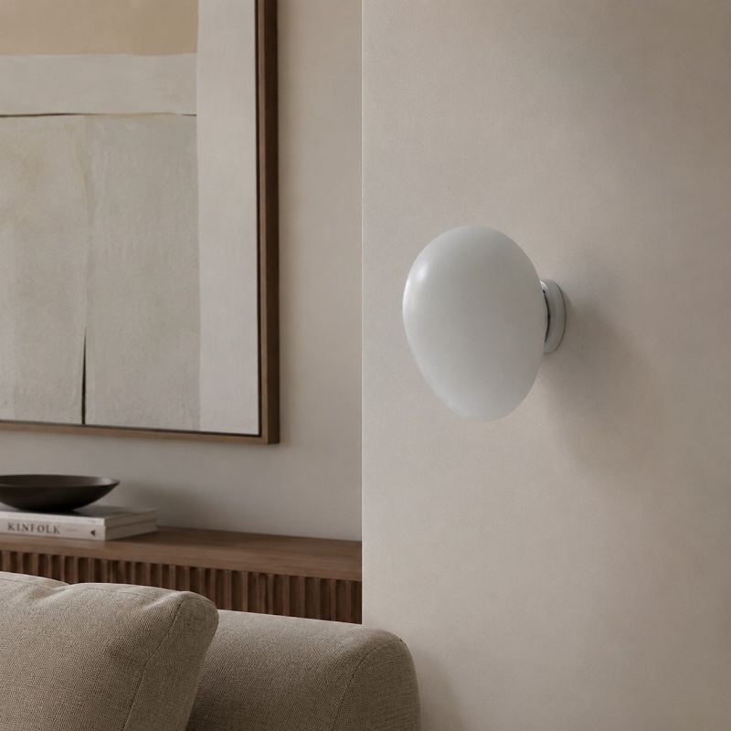 Stonea Pebble lamp bij wanddecoratie
