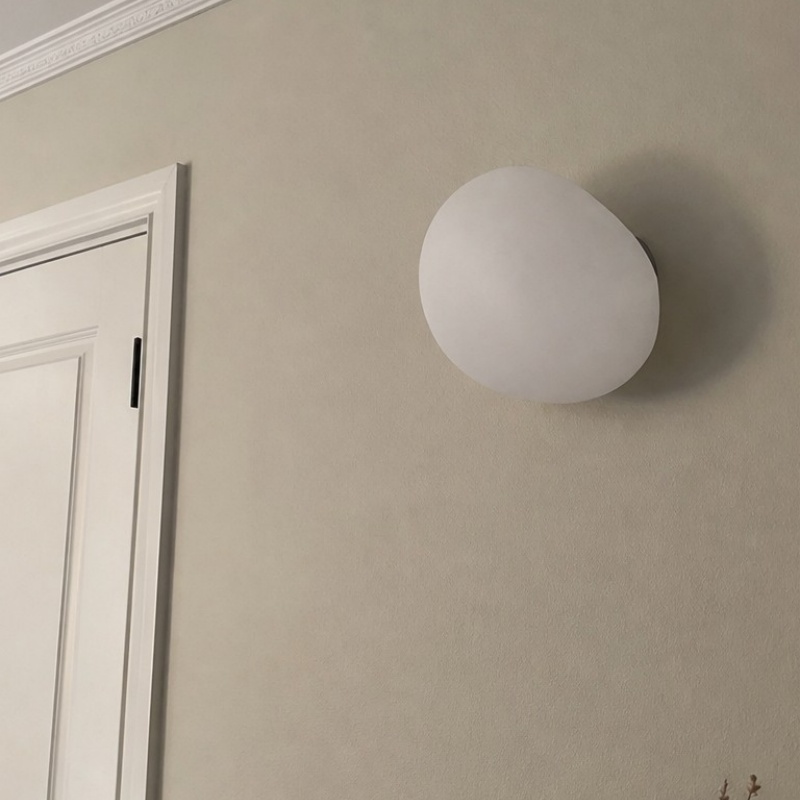 Stonea Pebble lamp fotorecensie aan wand