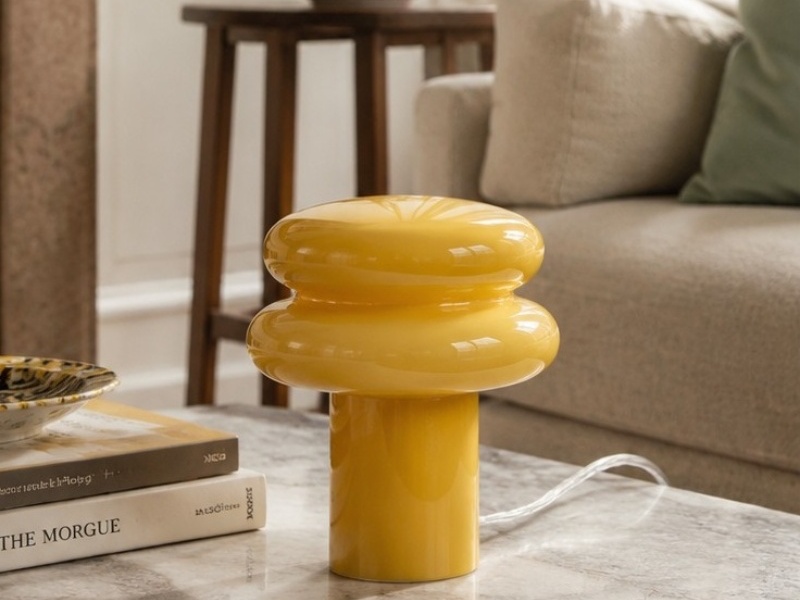 Gele opaalglazen lamp op tafel