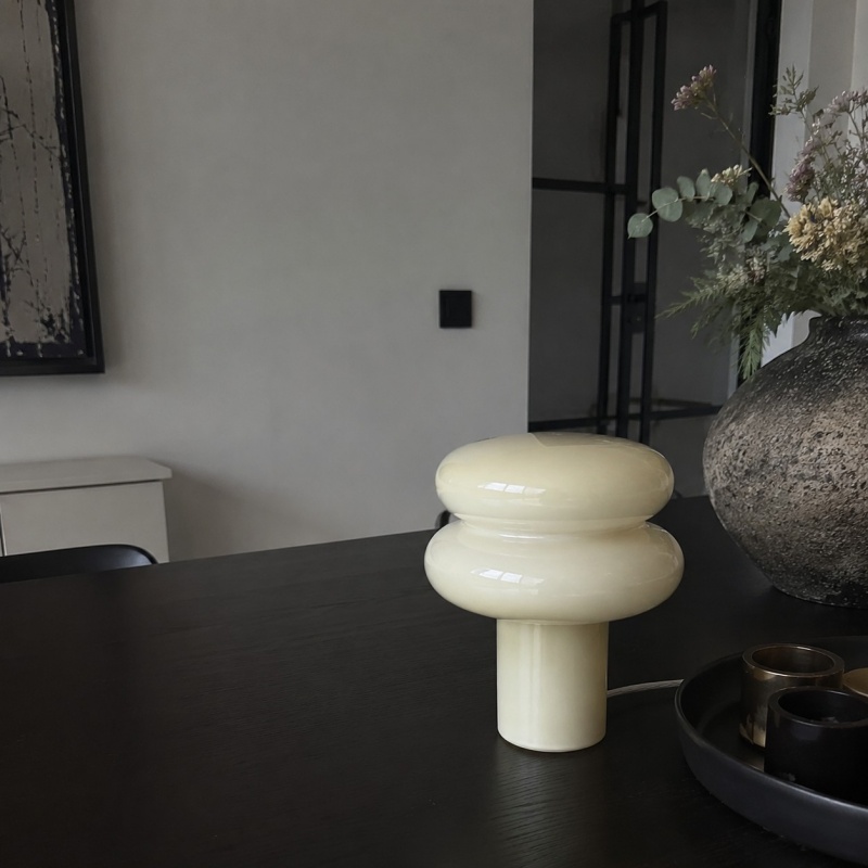 Witte lamp op donkere tafel