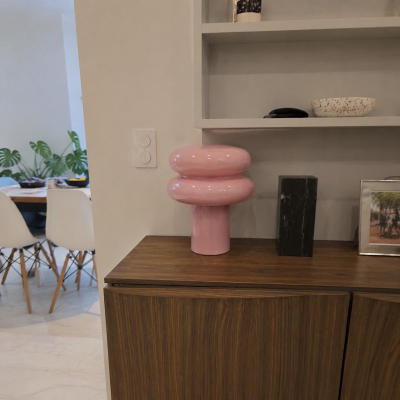 Roze lamp op houten kast