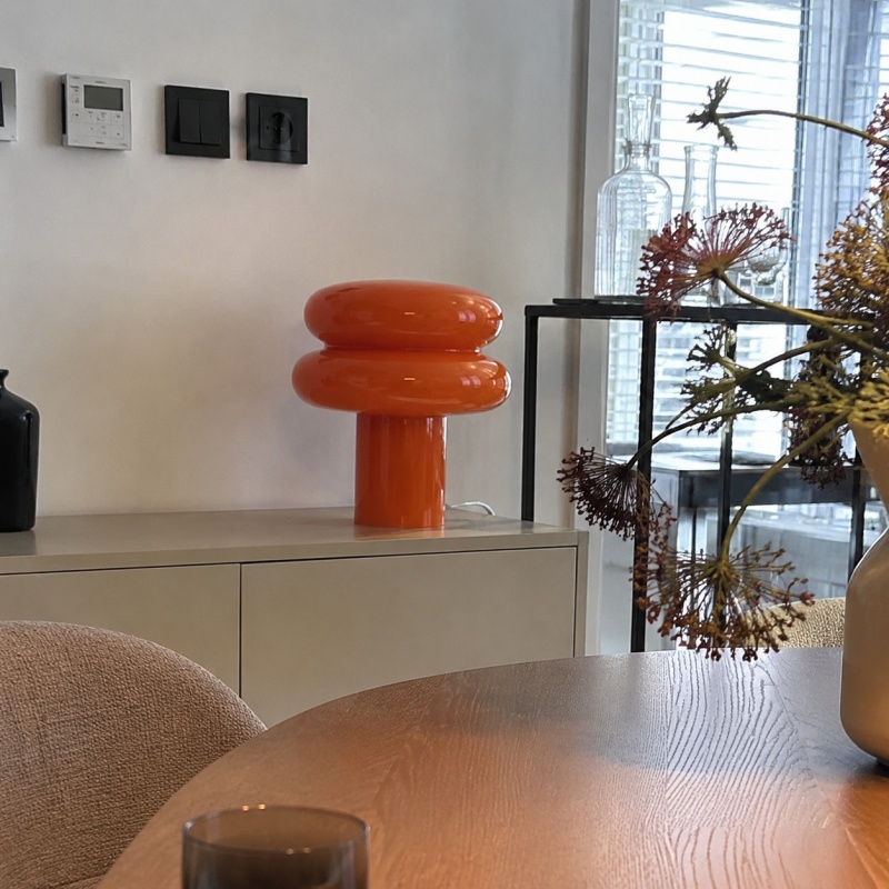 Oranje lamp in een echt huis