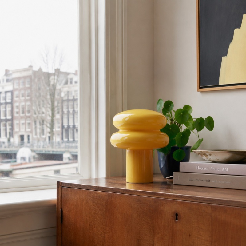 Gele opaalglazen lamp op dressoir