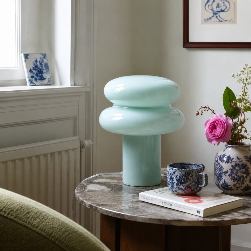 Lichtblauwe lamp in een woonruimte