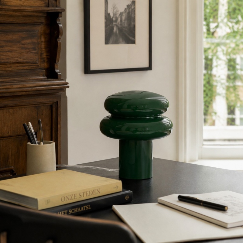Donkergroene opaalglazen lamp op bureau