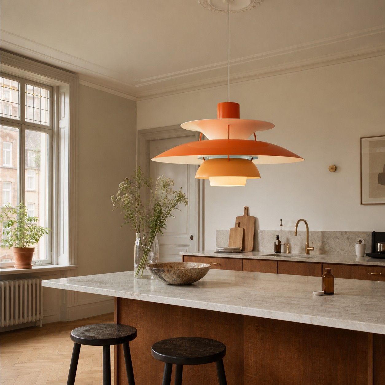 Oranje hanglamp in de keuken