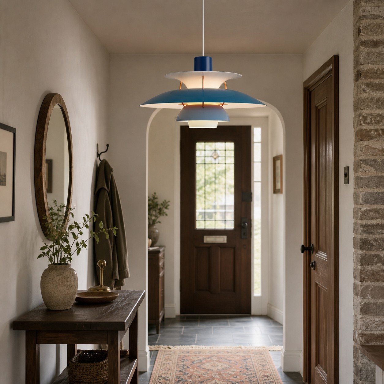 Blauwe hanglamp in de hal