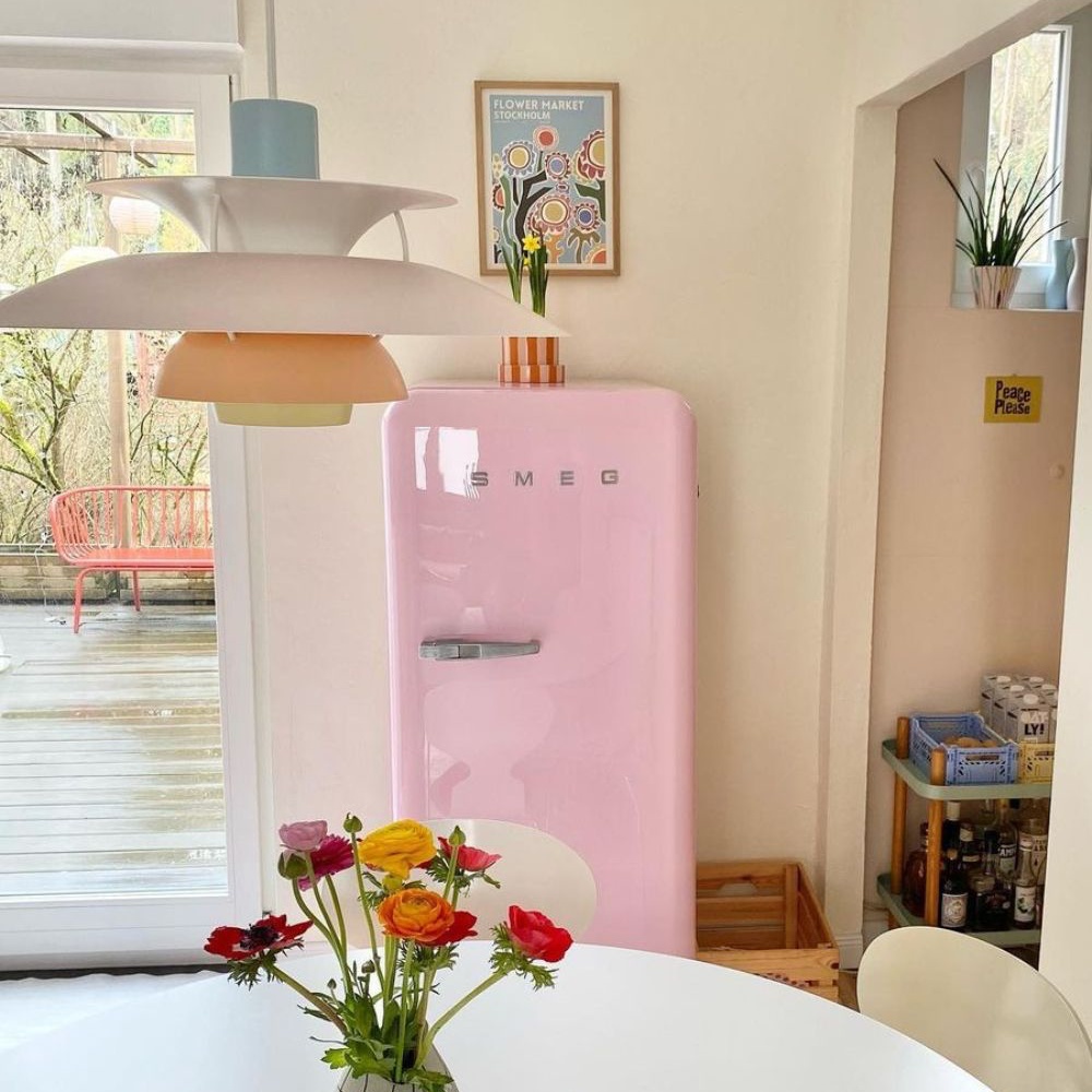 Klantfoto van de hanglamp in een kleurrijk interieur