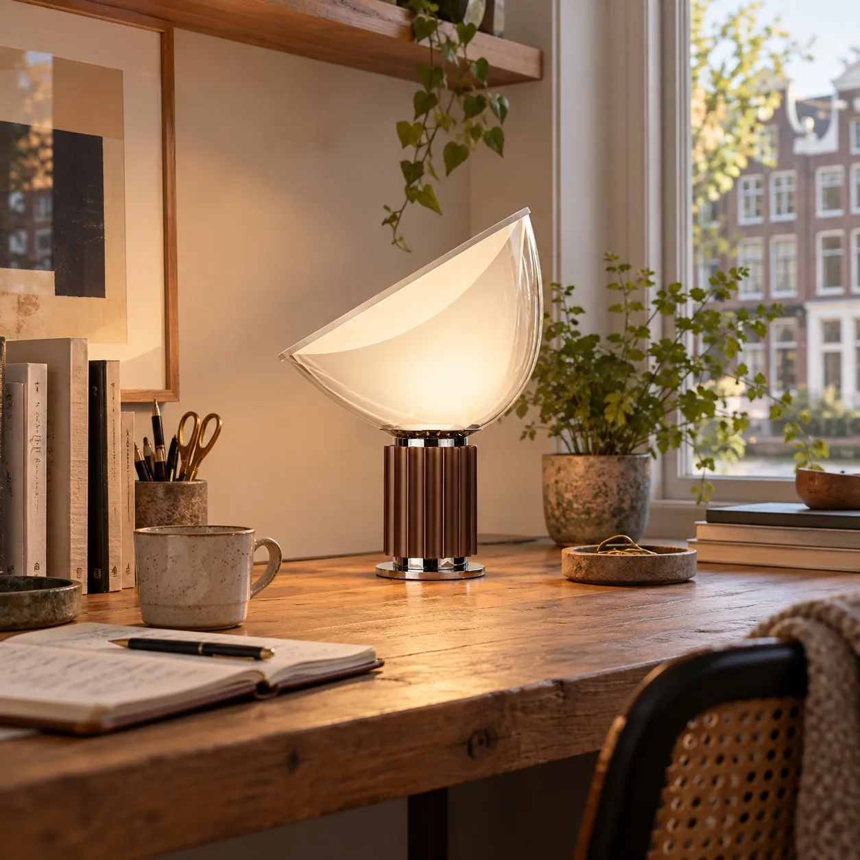 Verlichte tafellamp op een bureau
