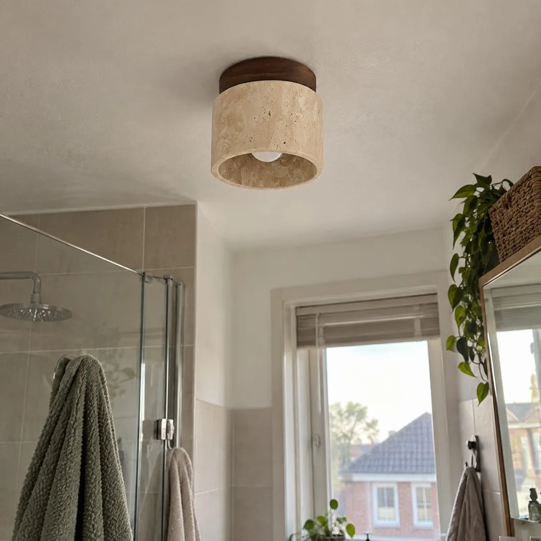 Klantfoto van de plafondlamp in een badkamer