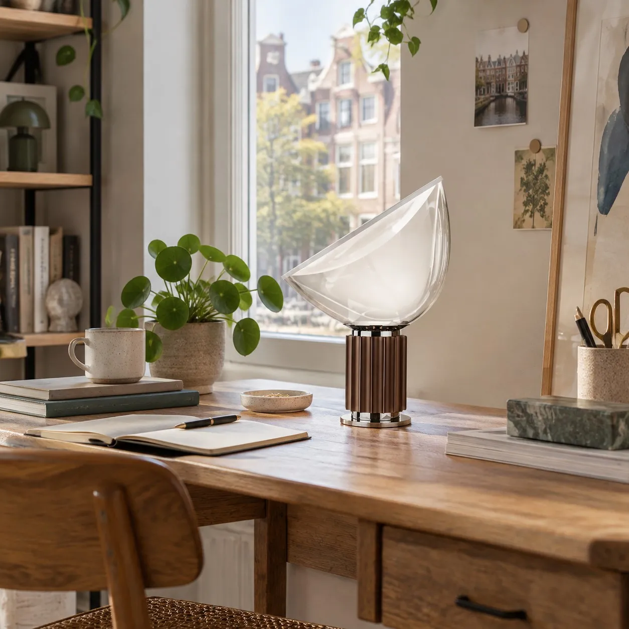 Tafellamp op een bureau