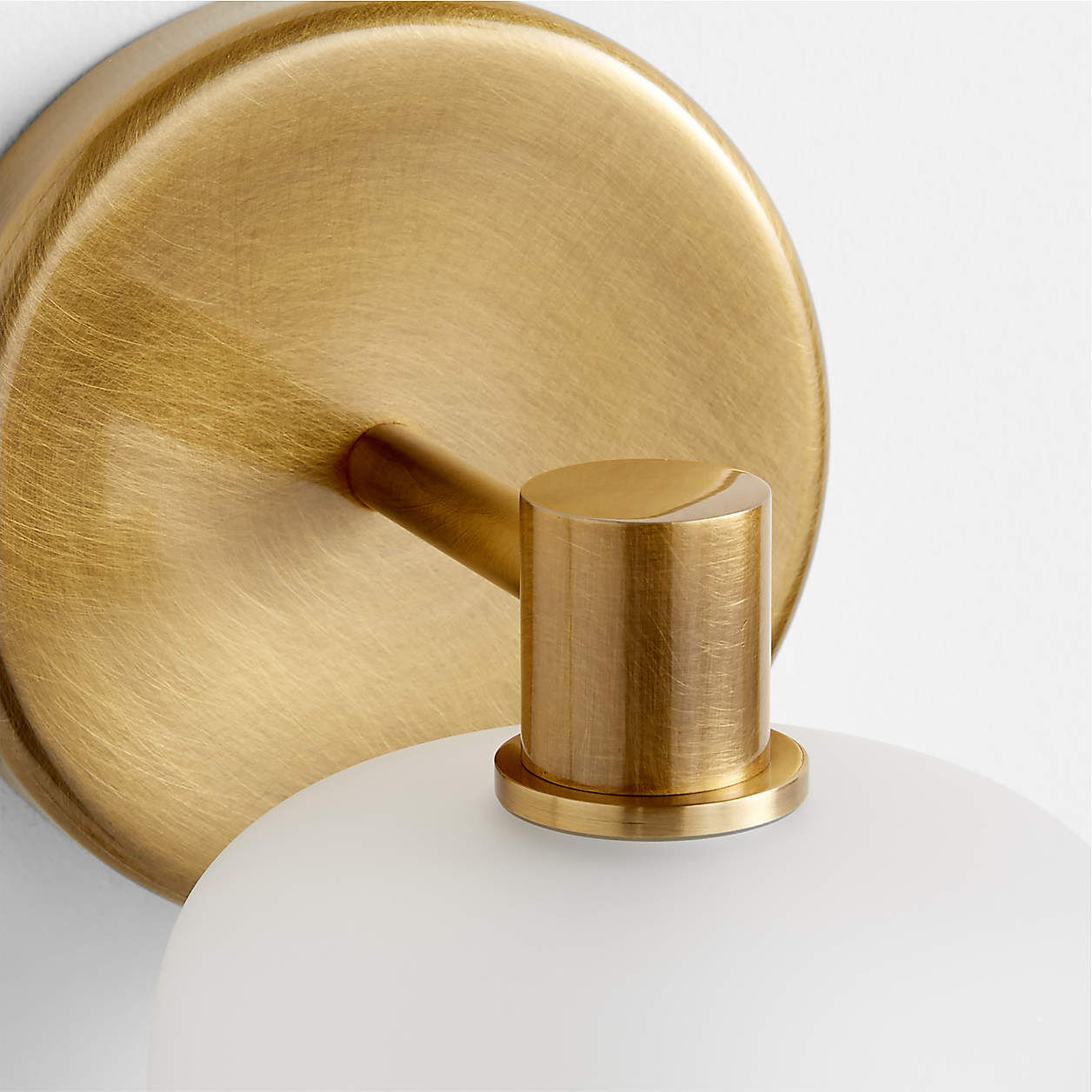 Gepolijst messing detail van de Lirra wandlamp