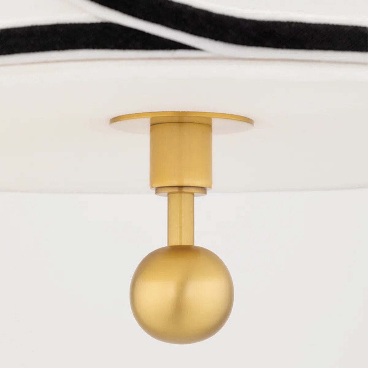 Detail van het metalen bolaccent aan de Roven hanglamp