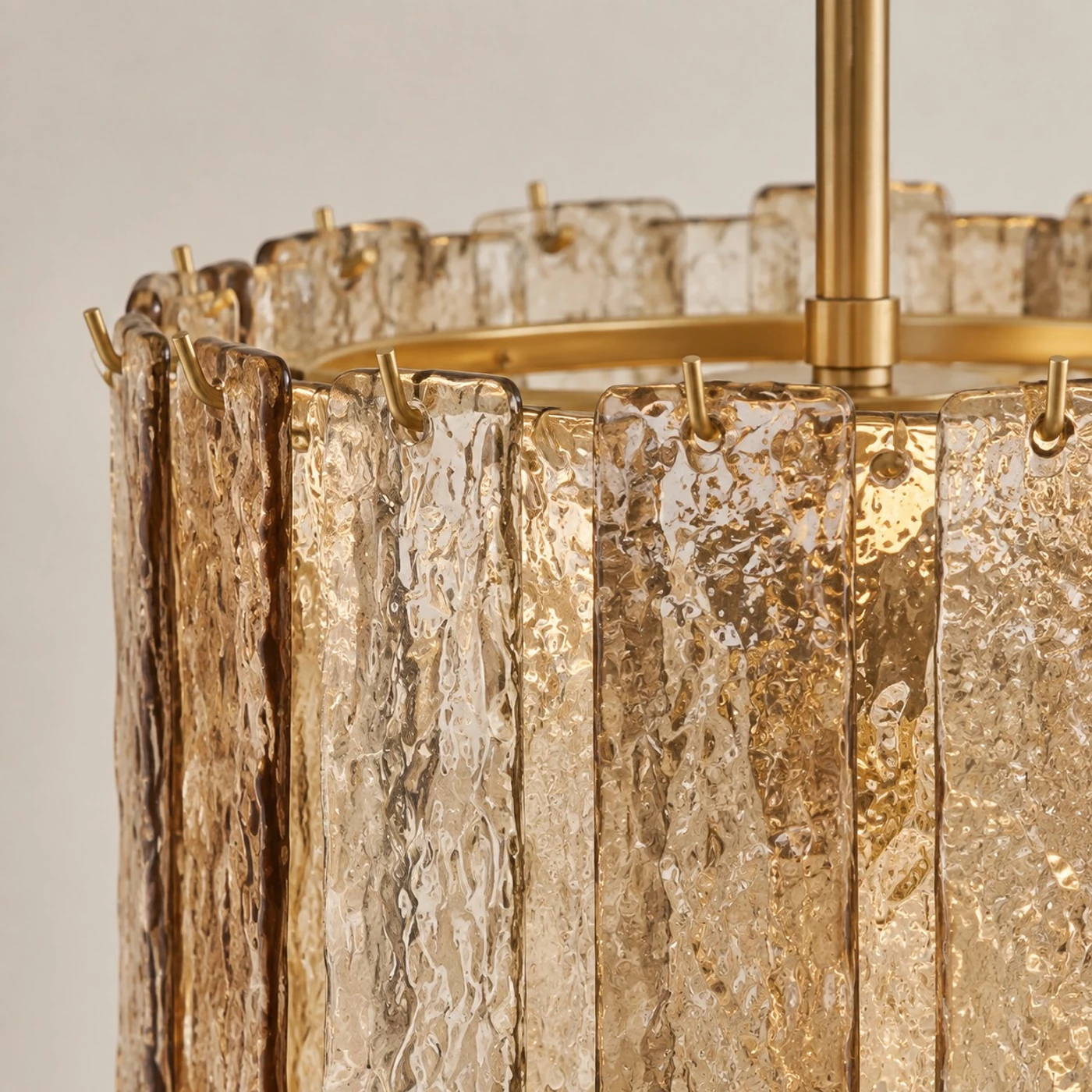 Detail van gehamerd amberkleurig glas