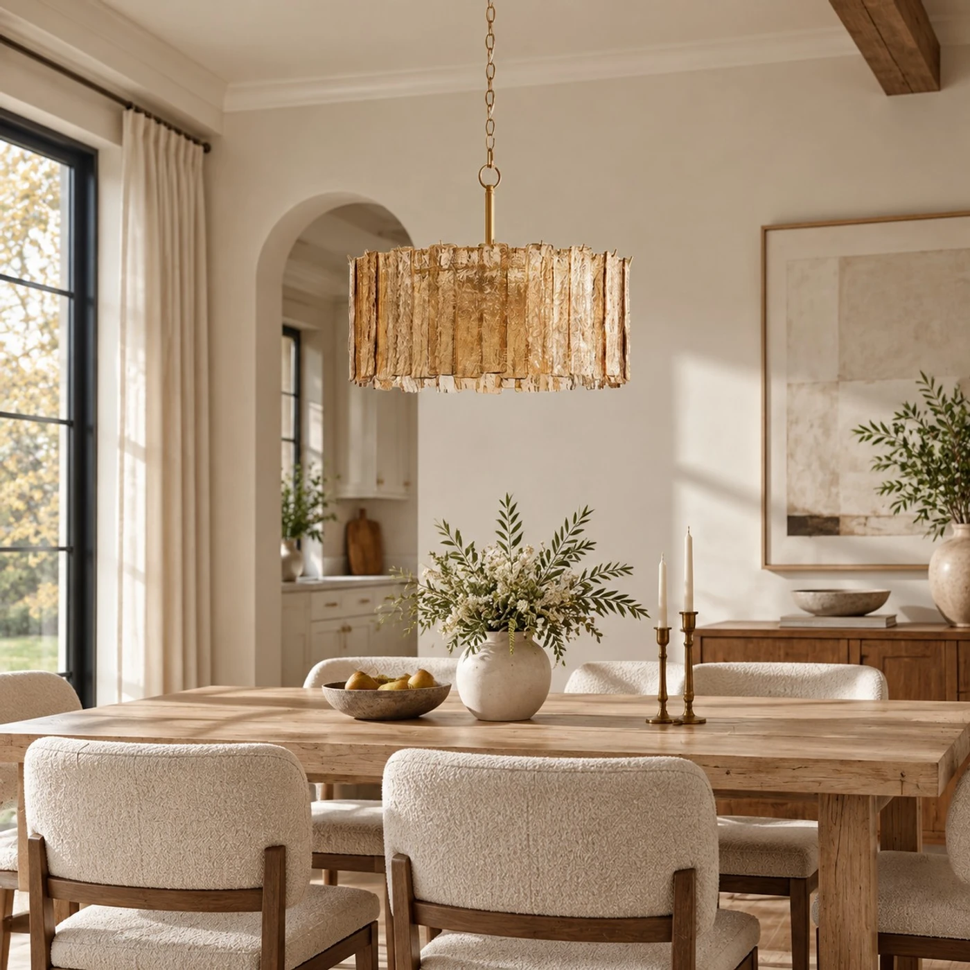Amberkleurige glazen kroonluchter boven een eettafel