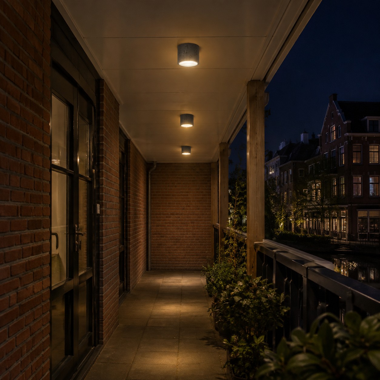 Plafondlamp in een donkere gang
